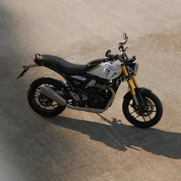 Vorschaubild für Post - Wie findet ihr das neue Pearl Metallic White an der SPEED 400 oder das geniale Baja Orange an der Scrambler 400 X?

Die Speed 400 bietet einer neuen Klasse von Fahrern das unverwechselbare Custom-Design, das agile Handling, die spontane Ansprechverhalten und die erstklassige Verarbeitungsqualität, die man von Triumph gewohnt ist. 
Die Scrambler 400X glänzt zusätzlich mit erstklassiger Performance auch abseits der befestigten Straßen und einer Scrambler-Attitude die sie in jedem Terrain souverän ausstrahlt.

Und das Beste, ... die unschlagbaren Finanzierungskonditionen wurden bis 31.12.2025 verlängert! Für nur 49€ im Monat* finanzierst du dir ganz entspannt dein Traumbike, bei nur 2,99% effektivem Jahreszins!

Erlebe jetzt die Speed 400 oder ihre geländetaugliche Schwester, die Scrambler 400X zum absoluten Tiefpreis und genieße die Saison mit Stil!

📍 Vorbeikommen, zuschlagen, losfahren!
👉🏻 Aktion gültig bei Anmeldung bis 31.12.2025

#triumphmotorcycles #fortheride #motorradklinik #triumphsteiermark