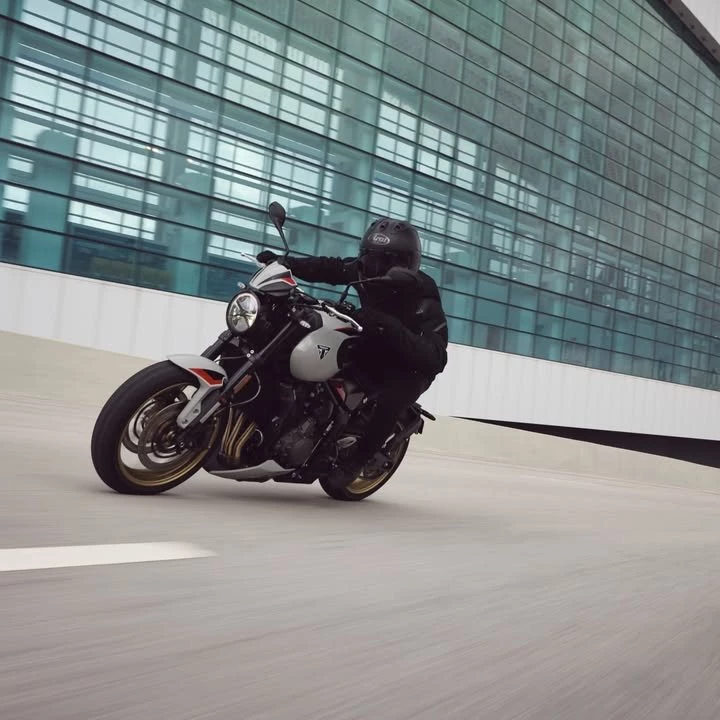 Vorschaubild für Post - Die neue Triumph Trident 800 – ab 2026 in brandneuen Farben! 🔥

Triumph lässt es wieder krachen – die beliebte Trident bekommt Zuwachs!
Mit 2026 rollt die Triumph Trident 800 an den Start und präsentiert sich nicht nur technisch weiter geschärft, sondern auch optisch ein absoluter Hingucker.

+ Neue Farben – frischer Look für 2026
+ Kräftiger, brandneuer 798 cm³-Dreizylindermotor 
+ Hochwertiges Chassis mit einstellbarem Showa-Fahrwerk

Ab sofort bei uns vorbestellbar und Probefahrten werden im März-April 2026 möglich sein! Bleib dran – wir halten dich über alle Details zur neuen Trident 800 auf dem Laufenden.

🔗Triumph Südsteiermark:
https://www.triumph-steiermark.at/de

#triumphmotorcycles #fortheride #triumphsüdsteiermark #motorradklinik #TridentPower