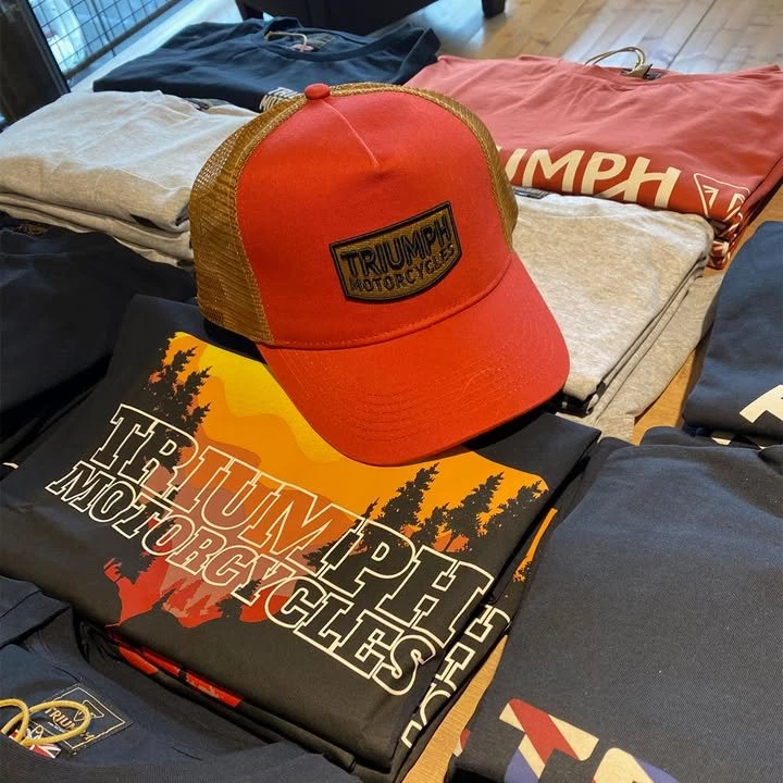 Vorschaubild für Post - 🔥 Neu eingetroffen: die Triumph Kollektion 2026 🔥

Die neue Triumph Kollektion ist da - unsere Damen haben für 2026 wieder fleißig eingekauft und viele neue Styles sind ab sofort bei uns zu haben!
Freu dich auf lässige Shirts, funktionelle Motorradbekleidung und stilvolle  Accessoires die den echten Triumph-Lifestyle perfekt widerspiegeln. 👕✨

👉 Anprobieren, wohlfühlen, mitnehmen
Erlebe den Triumph Spirit jetzt live bei Triumph Südsteiermark.

Komm vorbei und bring Style in deine Saison! 🏍️💥

🔗 Triumph Steiermark: 
https://www.triumph-steiermark.at/de
🔗 Triumph Kärnten:
https://www.triumph-kaernten.at/de