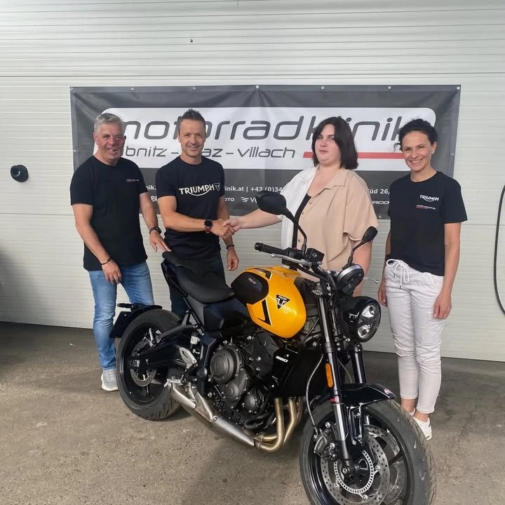 Vorschaubild für Post - 🎉 Herzlichen Glückwunsch an unsere glückliche Gewinnerin Katherina aus der Weststeiermark! 🏍️✨

Im Rahmen des Triumph Gewinnspiels durfte sie eine brandneue Trident 660 in Empfang nehmen. Wir von Triumph Südsteiermark hatten die Freude, Katherina diesen großartigen Preis persönlich zu überreichen.

Wir wünschen ihr viele unvergessliche Momente, jede Menge Fahrspaß und vor allem eine allzeit sichere Fahrt mit ihrer neuen Trident 660! 🍀🏍️

Viel Freude mit deinem neuen Bike, Katherina – wir freuen uns mit dir! 🙌

#TriumphMotorcycles #TriumphSüdsteiermark #Trident660 #Gewinnspiel #GlücklicheGewinnerin #RideTriumph #Motorradliebe