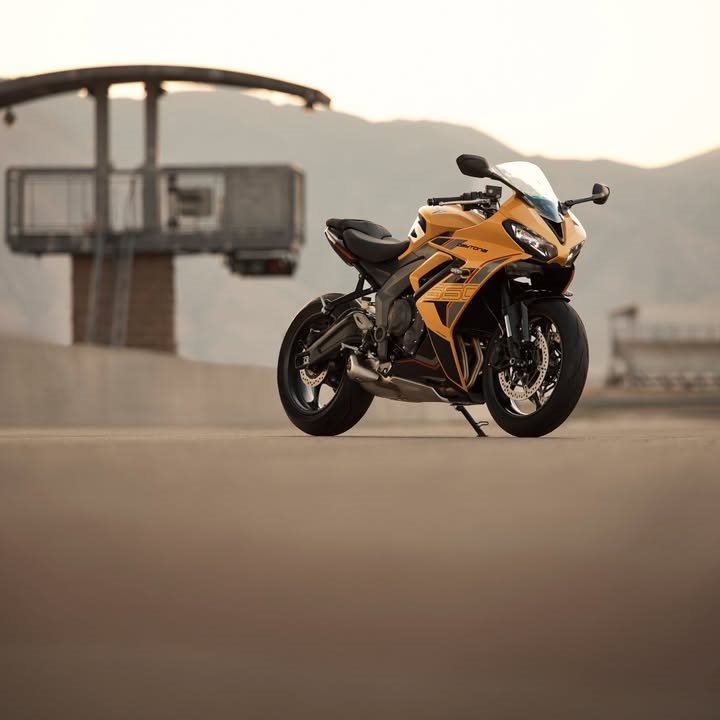 Vorschaubild für Post - Mit Siegen in mehreren Sportmotorrad-Meisterschaften weltweit hat sich die Leistung der Daytona 660 im Rennsport bewährt.
Mit sportlichem Fahrverhalten, markantem Design und explosiver Durchzugskraft im mittleren Drehzahlbereich dank des 660er-Dreizylinders ist sie das Komplettpaket!
Wir beraten dich gerne - die Daytona 660 erhältlich bei Triumph Südsteiermark. 

 Triumph Steiermark: 
https://www.triumph-steiermark.at/de