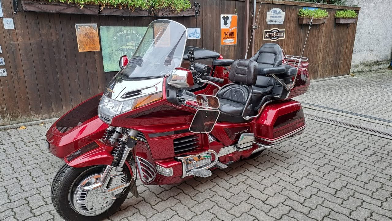 Vorschaubild für Post - Gebraucht - Honda GL 1500 SC22 2002

Hubraum: 1520 ccm
Leistung: 72 KW (98 PS)
Erstzulassung: 04.2002
Kilometer: 36200 km
Farbe: Red

Ein wünderschönes gepflegtes Gespann einer Honda Goldwing GL 1500.
Kommt vorbei und seht sie euch an...

Preis in Österreich: € 25000.-
Nähere Infos unter: +43 664 3073413

#indianmotorcycle #spocksmotorcycles #indiantulln #spock #indianmotorcycleworld  #gebrauchtmotorräder #willhaben #zuverkaufen #gebraucht #gebrauchtkaufen #gebrauchtfahrzeuge #gebrauchtwagenhandel #verkaufenlernen

Mehr Infos zum Bike:
www.indian-tulln.at
www.spocks-motorcycles.at