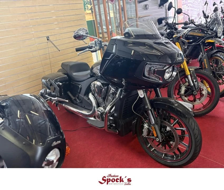 Vorschaubild für Post - „Gebraucht: Indian Challenger Limited 2022

Hubraum: 1768 ccm
Leistung: 90 KW (122 PS)
Erstzulassung: 08. 2022
Kilometer: 11773 km
Farbe: Black Metallic

Eine wünderschöne gepflegte Challenger Limited mit sehr wenigen Kilometer.

Kommt vorbei und seht sie euch an...

Preis in Österreich: € 24900.-
Nähere Infos unter: +43 664 3073413

#indianmotorcycle #spocksmotorcycles #indiantulln #spock #indianmotorcycleworld  #gebrauchtmotorräder #willhaben #zuverkaufen #gebraucht #gebrauchtkaufen #gebrauchtfahrzeuge #gebrauchtwagenhandel #verkaufenlernen

Mehr Infos zum Bike:
www.indian-tulln.at
www.spocks-motorcycles.at