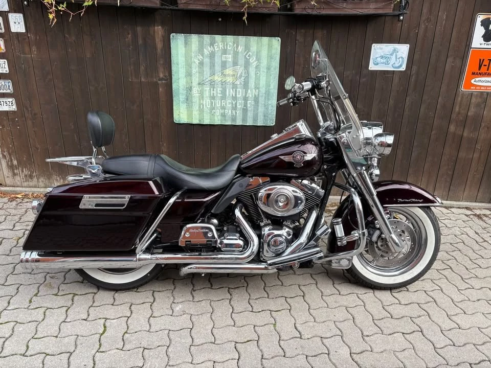 Vorschaubild für Post - Gebraucht - Gebraucht: Harley-Davidson Road King 2007

Hubraum: 1449 ccm
Leistung: 49 KW (67 PS)
Erstzulassung: 06. 2007
Kilometer: 4959 km
Farbe: Black Cherry Pearl

Eine wünderschöne gepflegte Road King mit wenigen Kilometer und mit viel Zubehör wie z.B.: eine KessTech Auspuffanlage, Sturzbügel, Sissybar, Gepäckträger, Trittbretter .....

Kommt vorbei und seht sie euch an...

Preis in Österreich: € 14900.-
Nähere Infos unter: +43 664 3073413

#spocksmotorcycles #indiantulln #spock #indianmotorcycleworld  #gebrauchtmotorräder #willhaben #zuverkaufen #gebraucht #gebrauchtkaufen #gebrauchtfahrzeuge #gebrauchtwagenhandel #verkaufenlernen

Mehr Infos zum Bike:
www.indian-tulln.at
www.spocks-motorcycles.at