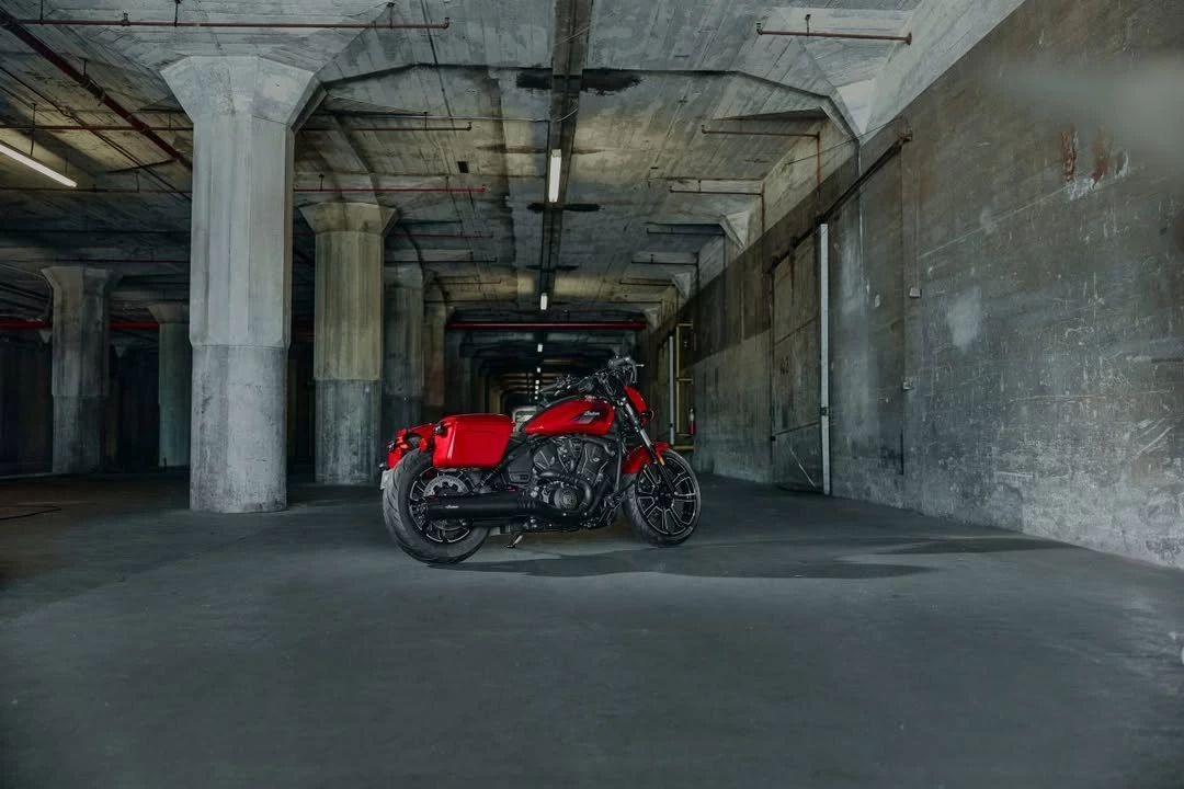 Vorschaubild für Post - Indian Sport Scout RT - 2026

Die neue Indian Sport Scout RT präsentiert sich mit modernem Design, sowie einem noch aggressiveren und leistungsfähigeren Charakter.

Die abschließbaren, festen Satteltaschen bieten über 37 Liter wetterfesten Stauraum und können eine komplette Fahrerausrüstung inklusive Stiefeln fassen. 

Mit dem 1250-cm³ V2-Motor, welcher in einen Stahlrohrrahmen der nächsten Generation eingebettet ist, vereinen sich Form und Funktion zur ikonischem Stil der Scout. 

Neue, farblich abgestimmte Kotflügel in Kombination mit neuen Grafiken und einer vorderen Gabelverkleidung verleihen der Sport Scout RT einen kompletten Custom-Look direkt ab Werk.

Stilvolle, glänzend schwarze 152-mm-Moto-Style-Lenkererhöhungen mit gefrästen Akzenten gehören zur Serienausstattung. 

Der unglaubliche Komfort des Sportsitzes bietet Unterstützung für den unteren Rücken bei längeren Fahrten.

Das 19-Zoll-Vorderrad der Sport Scout RT unterstreicht den aggressiven Charakter des Motorrads und ist mit seine 94 PS sehr antriebsstark.

Wichtige Spezifikationen:

Hubraum: 1250 ccm
Leistung: 94 PS
Farbe: Black Smoke with Graphics - Sunset Red Metallic with Graphics - Chalk

Preis in Österreich: € ab 21 590- 
Zuzüglich Liefernebenkosten: 490,-
Dieses Modell kann auf 48 PS gedrosselt werden.

Nähere Infos unter +43 664 3073413

#indianmotorcycle #spocksmotorcycles #indiantulln #spock #indianmotorcycleworld  #gebrauchtmotorräder #willhaben #zuverkaufen #gebraucht #gebrauchtkaufen #gebrauchtfahrzeuge #gebrauchtwagenhandel #verkaufenlernen

Mehr Infos zum Bike:
www.indian-tulln.at/sport-scout-rt/
www.spocks-motorcycles.at