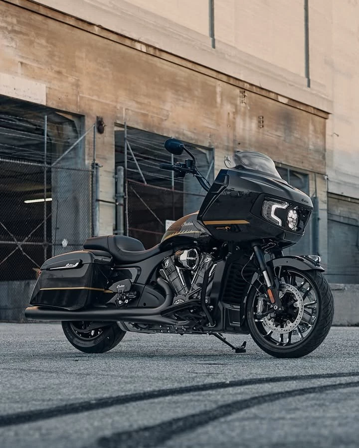 Vorschaubild für Post - Die 2026 Challenger "Black Crystal mit Black Metallic und Championship Gold Accent". Schaut im neuen Jahr bald mal vorbei, um diese atemberaubende neue Lackierung live zu sehen. #indianmotorcycle