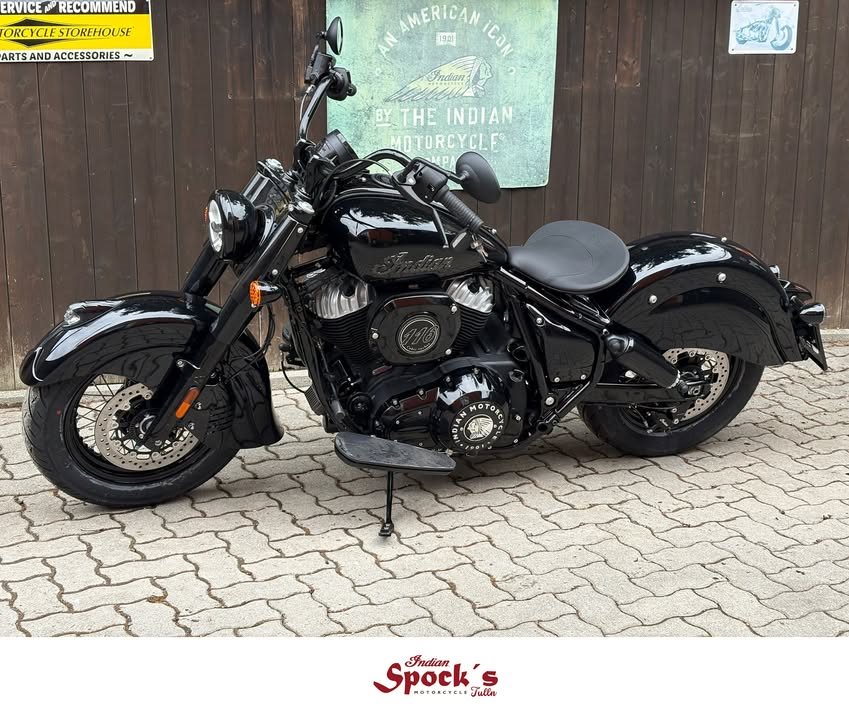 Vorschaubild für Post - Neufahrzeug 2026 - SOFORT VERFÜGBAR

Indian Chief Vintage

Hubraum: 1890 ccm
Leistung: 65 KW (88 PS)
Baujahr:: 2026
Kilometer: 0 km
Farbe: Black Metallic
Preis in Österreich: € 24590.- 
Zuzüglich Liefernebenkosten: 490,-

Mit Designelementen aus den 1940er Jahren erinnert die 2026 Chief Vintage an den Stil und die Handwerkskunst der amerikanischen Blütezeit des Motorrads.

Die Indian Chief Vintage bietet moderne Leistung und Technologie, verpackt in traditionellem Design. Angetrieben wird die Chief Vintage vom luftgekühlten Thunderstroke 116 V-Twin-Motor von Indian Motorcycle, der ein Drehmoment von 156 Nm liefert und so in jedem Gang müheloses Überholen ermöglicht. Mit drei wählbaren Fahrmodi (Tour, Standard und Sport) kann der Fahrer die Gasannahme nach seinen Vorlieben anpassen und so ein individuelles Fahrerlebnis genießen.

Die Chief Vintage ist mit der branchenführenden Technologie von Indian Motorcycle ausgestattet und verfügt über ein rundes 101-mm-Touchscreen-Display (4 Zoll) mit RIDE COMMAND. Das System 2026 enthält eine völlig neue Software, die die Start- und Ladezeiten um etwa 25 Prozent verbessert. Die neue Software, die jetzt für alle Scout- und Chief-Modelle mit dem 101 mm (4 Zoll) großen runden Touchscreen-Display mit RIDE COMMAND verfügbar ist, führt die App Enhanced Navigation* von Indian Motorcycle ein, die eine nahtlose Integration des Mobiltelefon des Fahrers mit dem Display seines Motorrads ermöglicht. Mit der App Enhanced Navigation können Fahrer intuitiv über Plattformen wie Google Maps, Waze und Apple Maps auf ihrem Smartphone nach Zielen suchen und diese direkt im Display ihres Motorrads anzeigen lassen. 

Fahrer können das 101-mm-Rund-Touchscreen-Display von Indian Motorcycle mit RIDE COMMAND über Handsteuerungen oder den Vollfarb-IPS-Touchscreen bedienen. Das Display bietet mehrere Schnittstellenoptionen, darunter zwei Anzeigekonfigurationen, detaillierte Informationen zum Motorrad und zur Fahrt sowie eine Turn-by-Turn-Navigation mit verbundenen Diensten.** Bei Verwendung eines drahtlosen Helmkommunikationsgeräts können Fahrer ihre Musik über das RIDE COMMAND-System steuern, sobald ihr Smartphone über Bluetooth® oder USB gekoppelt ist. Fahrer können auch auf Telefoninformationen zugreifen, darunter letzte Anrufe, Kontakte, Wähltastatur und SMS-Verlauf. Bei bestehender Verbindung werden eingehende Anrufe angezeigt und können direkt über das RIDE COMMAND-System angenommen oder abgelehnt werden.

Für Fahrten zu zweit und ganztägigen Komfort können Fahrer den Classic-Solo-Sitz mit einem passenden Beifahrersitz kombinieren. Ein Touring-Rückenpolster für den Beifahrer kann ebenfalls hinzugefügt werden, um den Komfort zu erhöhen und das Fahren zu zweit zu erleichtern – ohne dabei das klassische Design des Motorrads zu beeinträchtigen. 

Nähere Infos unter +43 664 3073413

#indianmotorcycle #spocksmotorcycles #indiantulln #spock #indianmotorcycleworld  #gebrauchtmotorräder #willhaben #zuverkaufen #gebraucht #gebrauchtkaufen #gebrauchtfahrzeuge #gebrauchtwagenhandel #verkaufenlernen

Mehr Infos zum Bike:
https://www.indian-tulln.at/chief-vintage/
www.spocks-motorcycles.at
