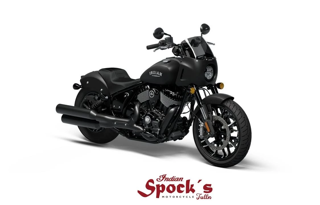 Vorschaubild für Post - Neufahrzeug: Indian Sport Chief 2024 - Frühjahrsaktion 

Hubraum: 1890 ccm
Leistung: 65 KW (88 PS)
BJ: 2024
Kilometer: 0 km
Farbe: SBlack Smoke 

Performance ist gegeben. Respekt muss man sich verdienen.

Alles an der Sport Chief ist ab Werk auf Leistung getrimmt. Mit Performance-Komponenten renommierter Hersteller, beweist die Sport Chief ihre hohen Standards. In puncto Leistungsfähigkeit und Style hebt die Sport Chief den Nimbus amerikanischer V-Twin-Performance-Cruiser aufs nächste Level.

Vollgepackt mit Premium-Komponenten

Mit ihren bewährten Markenkomponenten ist die Sport Chief der ultimative Performance-Cruiser im Portfolio von Indian Motorcycle: längere Fox Piggyback-Federbeine hinten, 43-mm-KYB-Upside-down-Gabel vorn und Duo Brembo 4-Kolben-Bremssättel mit halbschwimmenden 320-mm-Scheiben.

Custom Style Galore

Die Sport Chief hat den zu ihren Performance-Komponenten passenden Style. Die neue Quarter Fairing mit 6,5-Zoll-Windschild überzeugt mit Aerodynamik und aggressivem Look, das 19-Zoll-Vorderrad im Contrast-Cut-Design aus leichter Gusslegierung und das robuste 16-Zoll-Hinterrad bestimmen den Stil und tragen haftstarke Pirelli Night Dragon-Reifen für maximale Kontrolle.

Preis in Österreich: Aktion € 23900.- statt € 26900
Nähere Infos unter: +43 664 3073413

#indianmotorcycle #spocksmotorcycles #indiantulln #spock #indianmotorcycleworld  #gebrauchtmotorräder #willhaben #zuverkaufen #gebraucht #gebrauchtkaufen #gebrauchtfahrzeuge #gebrauchtwagenhandel #verkaufenlernen

Mehr Infos zum Bike:
www.indian-tulln.at
www.spocks-motorcycles.at
