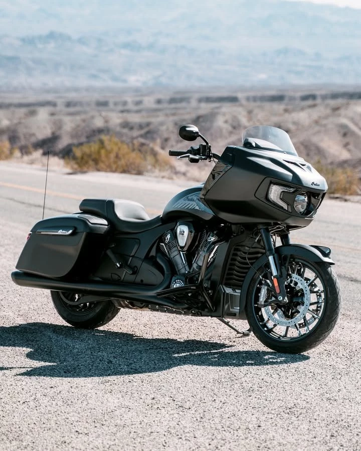 Vorschaubild für Post - Die #IndianChallenger mit ihrem flüssigkeitsgekühlten PowerPlus 112 V-Twin-Motors sorgt in jedem Gang sofort für Beschleunigung und bietet aber auch gleichmäßige, lang anhaltende Leistung. Schaut vorbei!

#IndianMotorcycle