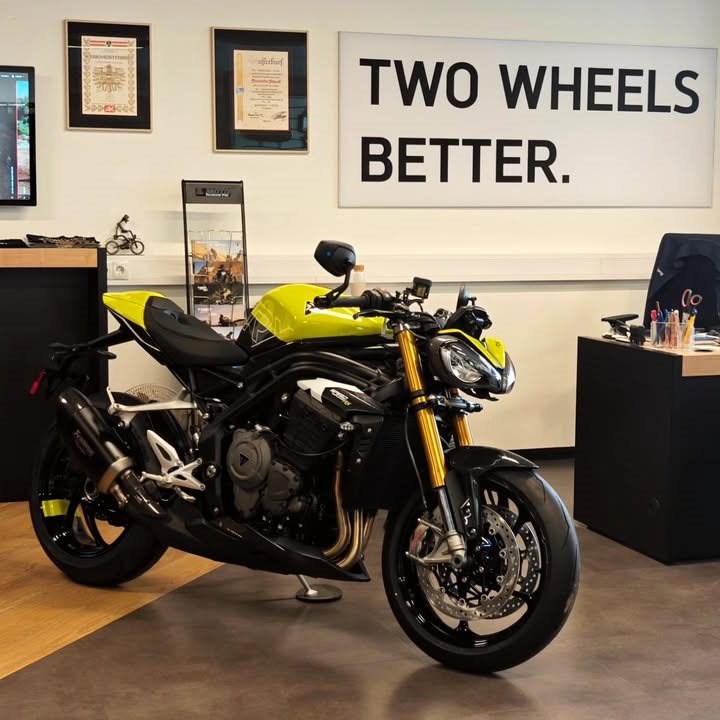 Vorschaubild für Post - Erst letzte Woche angekündigt und schon jetzt im Showroom...die neue Triumph Speed Triple 1200 RX raubt uns bereits den Atem.
Was für ein Anblick 🤩
.
.
.
#officialtriumph #triumphmotorcycles #ilmoto #triumphwiennord #triumphspeedtriple #speedtriple1200 #speedtriple1200rx
