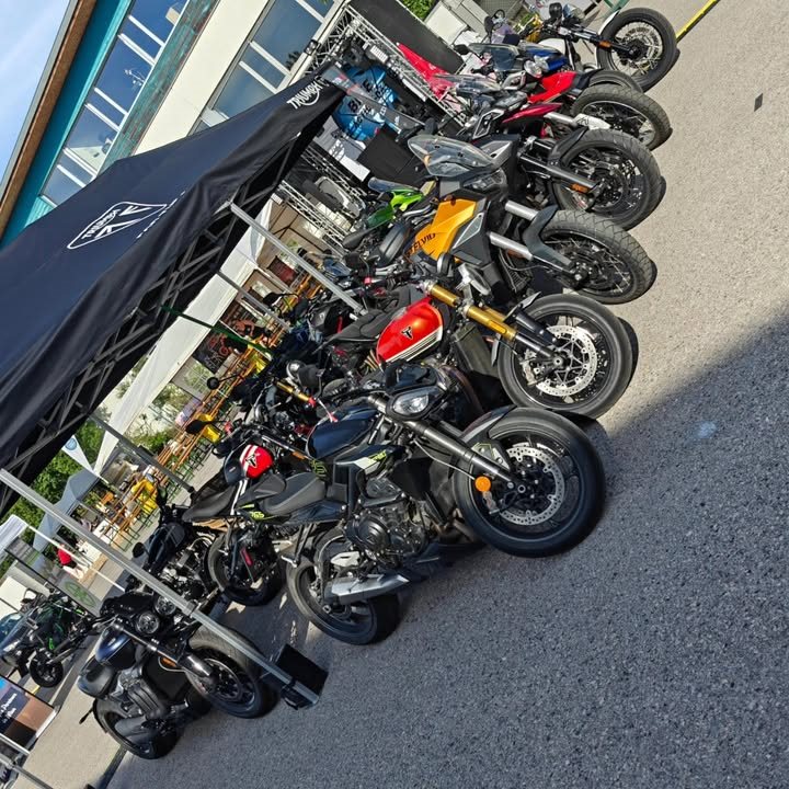 Vorschaubild für Post - Das war der BikeActionDay 2025!
Vielen Dank für euer zahlreiches Erscheinen, unsere Bikes sind richtig gut bei euch angekommen.
Falls ihr Lust auf weitere Probefahrten bekommen habt, meldet euch unter verkauf@ilmoto.at
Wir freuen uns schon auf nächstes Jahr 😁
Euer IL MOTO Team
.
.
.
#bikeactionday #triumphofficial #triumphmotorcycles #triumphwiennord