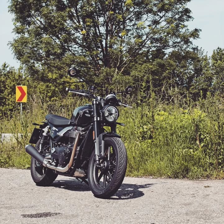 Vorschaubild für Post - TRIUMPH SPEED TWIN 900
Die Speed Twin 900 verbindet klassisches Styling mit moderner Technologie. Agiles Handling, packende Leistung und souveränes Fahrverhalten machen jede Fahrt zu einem packenden Erlebnis. Dank einer niedrigen, natürlichen und aufrechten Sitzposition ist sie äußerst komfortabel und einfach zu fahren. Die perfekte Mischung von zeitloser Coolness und moderner Performance.
Verfügbar in drei Farben bei IL MOTO!
.
.
.
#officialtriumph #triumphspeedtwin #triumphmotorcycles #ilmoto #triumphwiennord #speedtwin900