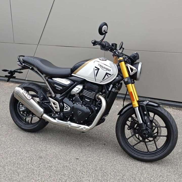 Vorschaubild für Post - Neue Farben fürs Geschäftsjahr 2026!
Unsere 400er Schwestern sind bereits im neuen Lackgewand eingetroffen.
Die Speed 400 gibt es nun neu in Pearl Metallic White / Phantom Black, die Scrambler 400 X erstahlt zusätzlich im genialen Baja Orange.
Infos zur neuen Scrambler 400 XC folgen in Kürze!
Ab sofort im Showroom bei IL MOTO!
.
.
.
#ilmoto #triumphwiennord #officialtriumph #triumphmotorcycles #speed400 #scrambler400x #triumph400