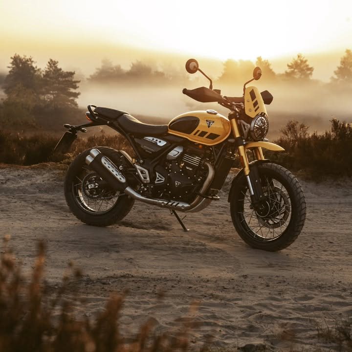 Vorschaubild für Post - DIE NEUE SCRAMBLER 400 XC
Stilvoller Auftritt gepaart mit robuster Offroad-Ausstattung.
Serienmäßig verbaute Highlights:
-seitenverzahnte Speichenräder und Tubeless Reifen
-hoher vorderer Kotflügel
-Flyscreen
-Sturzbügel
-Alu-Motorschutzplatte
-Handguards
-ABS abschaltbar
Schon bald in drei Farben im Showroom bei IL MOTO, stay tuned!
.
.
.
#officialtriumph #triumphmotorcycles #triumphscrambler #scrambler400xc #triumphscrambler400 #ilmoto #triumphwiennord