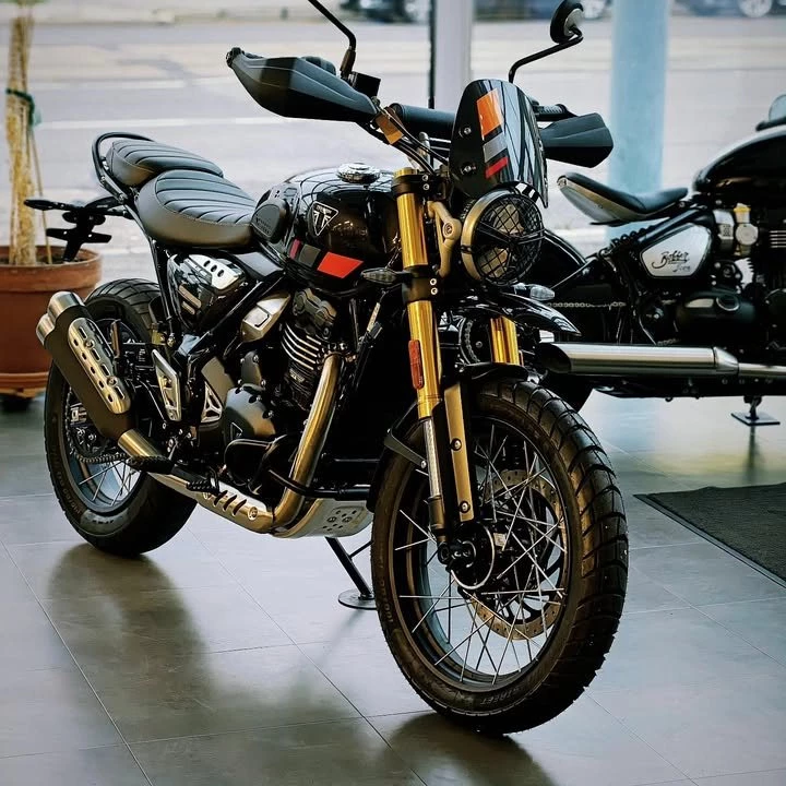 Vorschaubild für Post - Hier ist endlich die heiß erwartete Triumph Scrambler 400 XC in Storm Grey. Wir sind begeistert, wie gut diesem Motorrad die Speichenfelgen stehen.
Die beiden anderen Farben Vanilla White & Racing Yellow werden ebenfalls in Kürze in eurem IL MOTO Showroom zu sehen sein.
Ihr wollt wissen welche Upgrades noch verbaut sind? Meldet euch bei unserem Verkäuferteam!
.
.
.
#officialtriumph #triumphmotorcycles #scrambler400xc #triumphscrambler #triumph400 #ilmoto #triumphwiennord