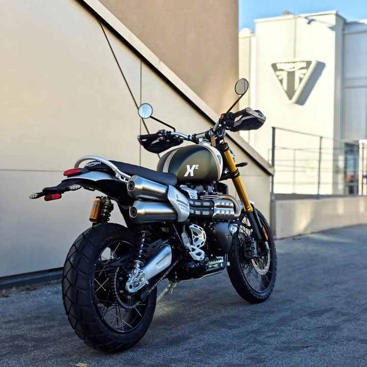 Vorschaubild für Post - DIE NEUE SCRAMBLER 1200 XE
STIL. AUSSTRAHLUNG. FUNKTIONALITÄT.

Das erste Modell unserer 2026er Classics ist eingetroffen, die überarbeitete Scrambler 1200 XE in atemberaubendem Matt Khaki Green / Matt Crystal White. Jetzt neu mit 47mm Showa USD Gabel und Öhlins Stereo-Federbeinen mit Piggyback Ausgleichsbehältern. Das Fahrwerk hat vorne wie hinten einen Federweg von 250mm und ist voll einstellbar.
Ab sofort in eurem IL MOTO Showroom!
.
.
.
#officialtriumph #triumphmotorcycles #triumphscrambler #scrambler1200xe #ilmoto #triumphwiennord
