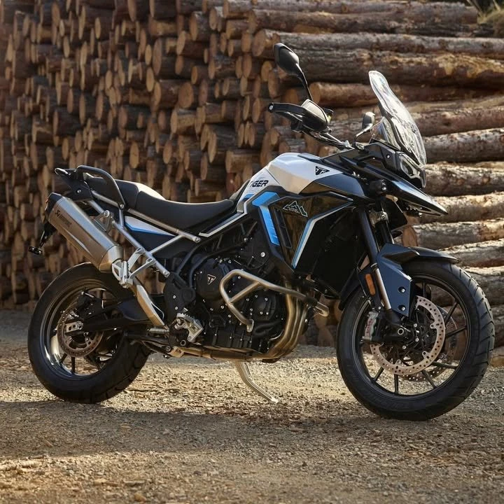 Vorschaubild für Post - DIE NEUEN TIGER 900 SPECIAL EDITIONS

Weiter gehts mit underen Modellnews bei Triumph...die Tiger 900 Gt Pro Alpine Edition & Tiger 900 Rally Pro Desert Edition stehen in den Startlöchern! 
Ein Akrapovic Schalldämpfer & exklusive Lackierungen mit gewohnt erstklassiker Ausstattung machen unsere Tiger 900 Reihe noch begehrenswerter...
Ab Februar 2026 in eurem IL MOTO Showroom!
.
.
.
#officialtriumph #triumphmotorcycles #triumphtiger #tiger900 #triumphwiennord #ilmoto