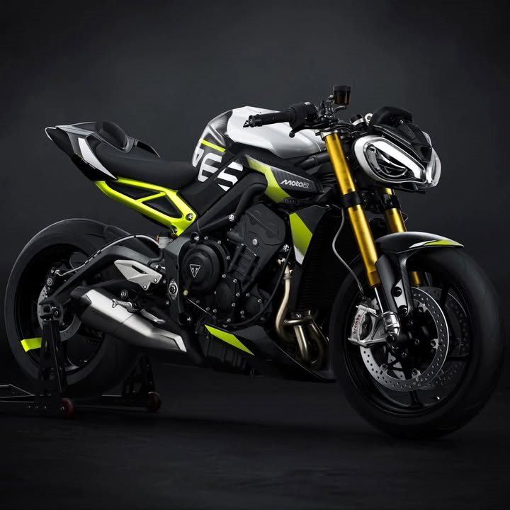 Vorschaubild für Post - DIE NEUEN STREET TRIPLE SPECIAL EDITIONS 

Wir möchten euch die Street Triple 765 Moto2 Edition sowie die Street Triple 765 RX vorstellen. Beide ausgestattet mit einem sportlicheren Stummellenker, montiert auf einer gefrästen Gabelbrücke. Das sportliche Auftreten wird mit einer noch schärferen Öhlins Vorderradgabel vollendet.
Die weltweit auf 1000 Stück limitierte Moto2 Edition bietet zusätzlich viele Carbonteile. Hier heißt es wohl: schnell zugreifen!
Die RX ist lediglich auf das Jahr 2026 limitiert.
Wir können es kaum erwarten!
.
.
.
#officialtriumph #triumphmotorcycles #triumphstreettriple #streettriplerx #streettriplemoto2edition #triumphwiennord #ilmoto