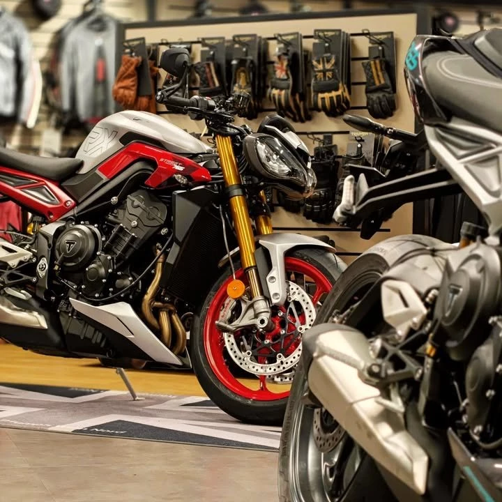 Vorschaubild für Post - PURE, RENNERPROBTE PERFEKTION - AUF EIN NEUES LEVEL GEHOBEN

Die Street Triple RX bringt dich der ultimativen Performance auf der Rennstrecke noch ein Stück näher - die Street Triple, wie du sie kennst und liebst, nur noch schärfer. Mit einstellbarer Öhlins NIX Upside-Down Gabel und fortschrittlicher Ergonomie ist sie die ultimative, rennstreckenorientierte Variante der Modellreihe.

Ab sofort im Showroom bei IL MOTO!
.
.
.
#officialtriumph #triumphmotorcycles #triumphwiennord #ilmoto #streettriplerx #triumphstreettriple