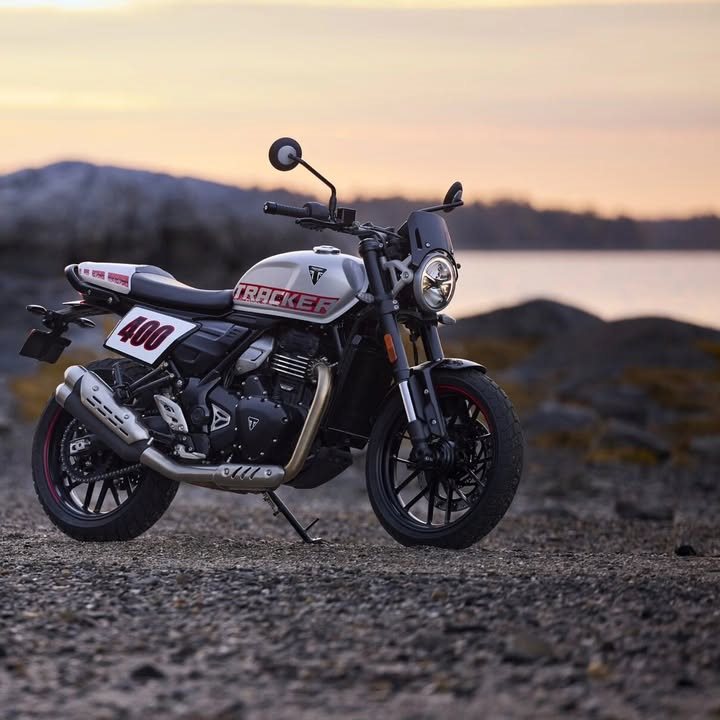 Vorschaubild für Post - GEBOREN IM DRECK. GEBAUT FÜR DIE STRASSE.

Weiter geht's mit unseren Triumph News! Die neue Travker 400 erweitert unser 400 Kubik Portfolio. Minimalistischer Flat-Track-Charakter trifft auf unverwechselbares Design.
Ab sofort bei IL MOTO vorbestellbar, ab ungefähr März 2026 im Showroom!
.
.
.
#triumphmotorcycles #officialtriumph #triumph400 #triumphtracker #tracker400