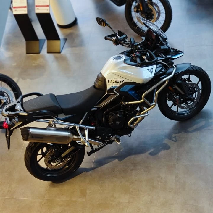 Vorschaubild für Post - ABENTEUER FÜR DIE SEELE

Passend zum verschneiten, kalten Wetter ist die nächste 2026er Triumph Neuheit im IL MOTO Showroom eingetroffen: die Tiger 900 GT PRO ALPINE EDITION.
Das erste Motorrad hat als Sonderausstattung den oberen Sturzbügel, Gabelprotektoren & den Aluminium Kühlerschutz als Extra montiert bekommen... für einen unschlagbaren Paketpreis! Schnell Zugreifen ;)
.
.
.
#officialtriumph #triumphmotorcycles #triumphtiger900 #triumphwiennord #tiger900alpine