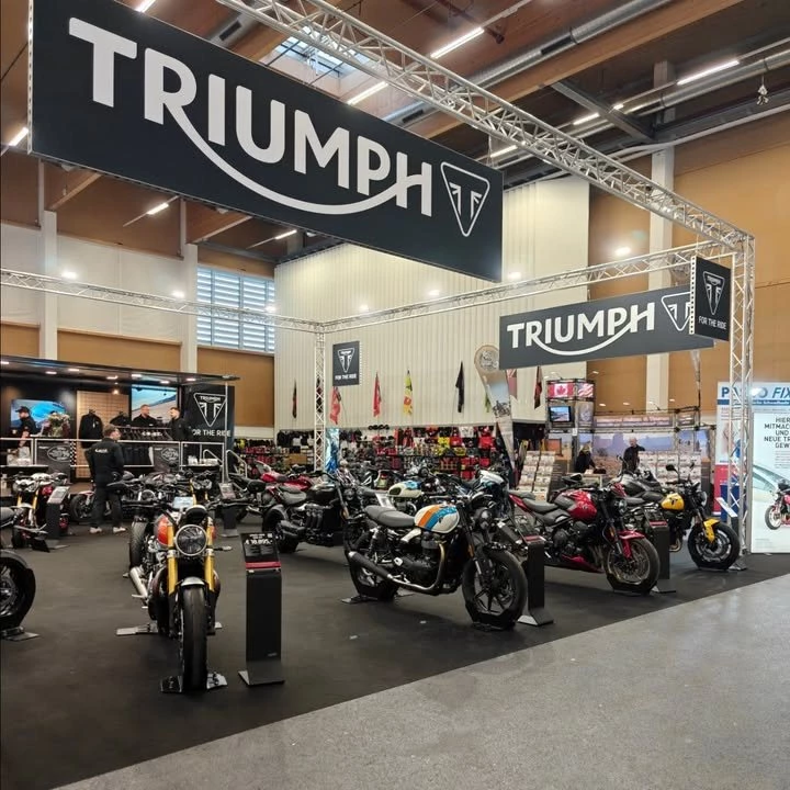 Vorschaubild für Post - Einige Impressionen vom @officialtriumph Messestand auf der @moto.austria .
Wir bedanken uns herzlich bei unseren Kunden & Triumph Fans - hat richtig Spaß gemacht, mit euch zu plaudern. Die Rückmeldung zu unseren Bikes war ausgesprochen positiv!
Mit zahlreichen Neumodellen bzw. Modellupdates werden wir eure Motorradsaison 2026 zu einem unvergesslichen Abenteuer machen 🏍️
.
.
.
#fortheride #officialtriumph #triumphwiennord #motoaustria #ilmoto