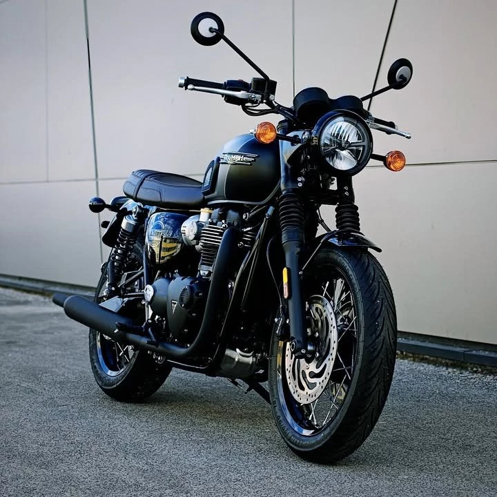 Vorschaubild für Post - ZEITLOSE SCHÖNHEIT

Die ersten 2026er Modelle der Triumph Bonneville T120 sind bei uns bereits eingetroffen, ab kommender Woche sind bereits Probefahrten möglich! Überzeugt euch selbst vom wahrscheinlich besten Allrounder in der Modern Classic Kategorie 🏍️
.
.
.
#triumphwiennord #triumphmotorcycles #officialtriumph #t120 #bonnevillet120