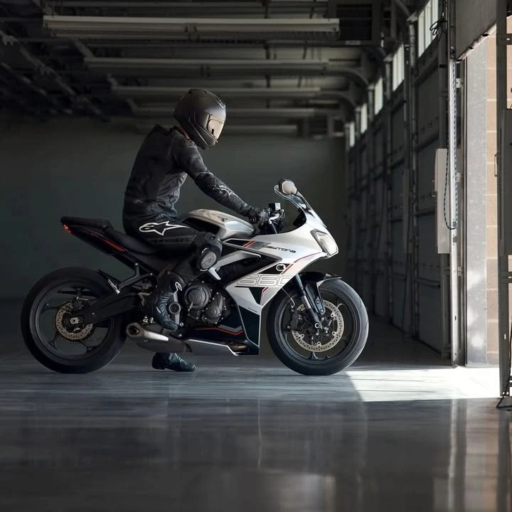 Vorschaubild für Post - Die letzte Modellnews für die Triumph Saison 2026!

Die Daytona 660 mit nun einstellbarem Fahrwerk, serienmäßigen Quickshifter sowie neuen Farben ist schon bald in unserem Showroom erhältlich!
.
.
.
#officialtriumph #triumphmotorcycles #triumphdaytona #daytona660 #triumphwiennord