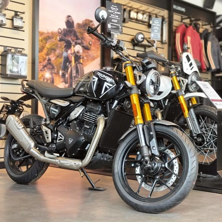Vorschaubild für Post - Die 400cm³ Modellfamilie von Triumph bietet für jeden Fahrer das passende Bike an: Von der straßenfokussierten Speed 400 als praktischer Retro-Roadster über die coole und geländefähige Scrambler 400 X bis hin zur Scrambler 400 XC, welche mit ihrem Fahrwerk, den Speichenrädern und dem farblich abgestimmten Bodywork noch stärker auf die Fahrten abseits der Straße ausgelegt ist. Die "kleinen" Triumph-Modelle der 400er-Baureihe überzeugen durch höchste Verarbeitungsqualität, cooles, zeitloses Styling und echten britischen Spirit.

Sichere Dir bei IL MOTO bis 30.04.26 einen Kundenvorteil in Höhe von 400€ auf die 400er-Modellfamilie*!
.
.
.
#officialtriumph #triumphmotorcycles #triumphwiennord #triumph400 #ilmoto