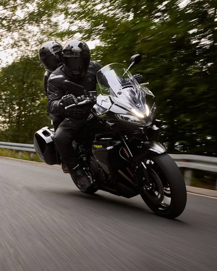Vorschaubild für Post - Verbessern Sie Ihre Fahrt mit dem Tiger Sport 800 GT Pack - ein Premium-Upgrade, das für Komfort, Schutz und Stil entwickelt wurde. Mit beheizbaren Griffen, Handschützern, integrierten Taschen und farbcodierten Taschenverkleidungen. 
Konfigurieren Sie Ihr Paket:
https://www.triumphmotorcycles.at/bikes/adventure/tiger-sport-800/tiger-sport-800-2025