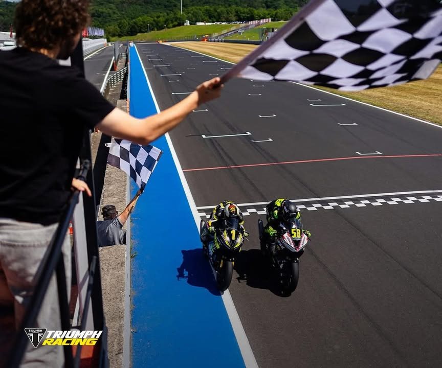 Vorschaubild für Post - Triumph dominiert die Sportbike-Klasse bei der Internationale Deutsche Motorradmeisterschaft - IDM in Most 🏍️🔥

Im ersten Rennen am Samstag setzte sich Oliver Svendsen durch und holte sich den Sieg vor Inigo Iglesias, der ebenfalls auf der Daytona 660 unterwegs ist.

Am Sonntag folgte das große Duell der beiden Triumph-Piloten: Iglesias gewinnt das zweite Rennen mit nur unglaublichen 0,005 Sekunden Vorsprung vor Svendsen - ein echtes Fotofinish! 📸

Doch damit nicht genug: Auch Anton Södergren auf P4 und Rick Kooistra auf P5 sorgten für ein starkes Triumph-Ergebnis. Vier Daytona 660 in den Top 5! 💪

In der Gesamtwertung bleibt Oliver Svendsen weiterhin an der Spitze der Meisterschaft.

📷: Damon Teerink, Dino Eisele, Björn Gramm