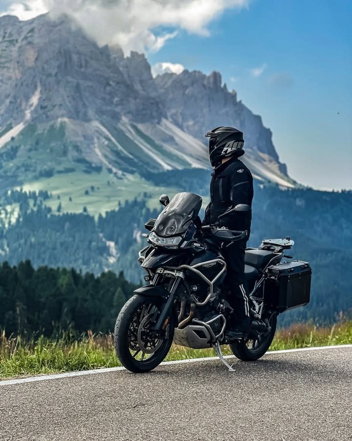 Vorschaubild für Post - Auf dem Gipfel der Welt mit der Tiger 1200 GT Pro ⛰️
Von kurvenreichen Asphaltstrecken bis hin zu hohen Gipfeln - dieses Motorrad ist wie geschaffen für Abenteuer. 
📸: Triumph Italien-Lover