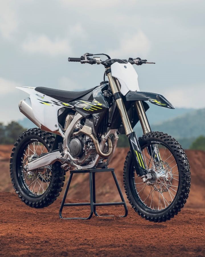 Vorschaubild für Post - Gebaut um zu gewinnen. Lernen Sie die TF 250-X🔥
kennen.
Sie wurde mit High-Performance-Technologie, klassenbester Leistung und einem rennerprobten Fahrwerk entwickelt. Die schärfere Leistung, die schnelleren Starts und die rennerprobte, einstellbare Steuerung bedeuten, dass sie gebaut wurde, um härter zu pushen und mehr zu gewinnen.
Entdecken Sie Ihr nächstes Abenteuer:
https://www.triumphmotorcycles.at/bikes/off-road/motocross/tf-250-x-2024