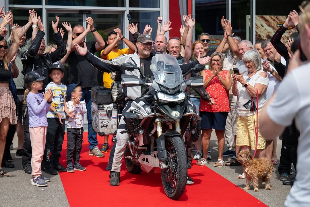 Vorschaubild für Post - Knapp 100.000 km. 5 Kontinente. 711 Tage. 🌍
My-global-ride hat auf der Tiger 1200 eindrucksvoll bewiesen, wofür dieses Bike gebaut wurde: Maximale Stabilität, Komfort und Langlebigkeit - selbst unter härtesten Bedingungen. 
Von Juli 2023 bis 2025 absolvierte der Abenteurer Jörg seine außergewöhnliche Weltreise mit exakt 98.228 km. Eine Strecke, die selbst für Langstreckenprofis eine extreme Herausforderung darstellt. 
Jörg aber wusste: DAS wird der Ride seines Lebens. Ein Härtetest für Mensch und Maschine gleichermaßen.
Asphalt, Schotter, Dschungelpisten, Gebirgspässe und Wüstenpfade; kein Untergrund zu schwierig, kein Ort zu exotisch. Und wenn es doch mal eine Panne gab? Weltweit konnte er sich auf Triumph verlassen, die lokalen Kolleginnen und Kollegen waren schnell mit einer Lösung zur Stelle. 💪
▶️ Wer sehen möchte, was eine echte Reise des Lebens bedeutet, findet Jörgs ganze Tour mit spektakulären Eindrücken auf seinem YouTube-Kanal: 
www.youtube.com/@my-global-ride
Lasst ihm gern ein Abo da!
Zum Abschluss möchten wir euch noch ein paar von Jörgs Worten ans Herz legen, die uns besonders berührt haben und wieder einmal zeigen, was "Community" wirklich heißt:
"Kein Geld der Welt kann die Erlebnisse bezahlen, die ich auf dieser Reise hatte. Keinen Preis kann man auf die Begegnungen mit interessanten Personen oder die Gastfreundschaft kleben, die ich erfahren habe." - Jörg, My-global-ride 🖤
Möchtet ihr etwas über seine Reise mit der Tiger wissen? Stellt eure Fragen gern in den Kommentaren!