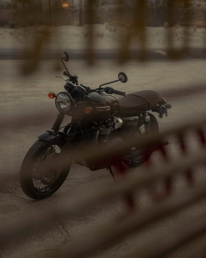 Vorschaubild für Post - Mit ihrer rohen Eleganz und einem Hauch von Vergangenheit ist die Bonneville T120 ein Statement für Stil, Tradition und Freiheit.
Mit ihrem zeitlosen Design und ihrer modernen Leistung ist sie ein Motorrad, das einen Lebensstil geprägt hat, bei dem die Straße Ihr einziges Ziel ist.

Wie bereichert die Bonneville T120 Ihre Geschichte? Teilen Sie Ihre Abenteuer mit uns!