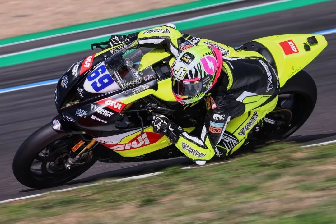 Vorschaubild für Post - Street Triple 765: Auf der Rennstrecke bewährt, für die Straße gebaut.
Von den Podiumsplätzen in der britischen Supersport-Meisterschaft bis zum Erfolg in der World Supersport in Magny-Cours – die Street Triple 765 stellt ihre siegreiche Leistung weiterhin auf jeder Bühne unter Beweis.