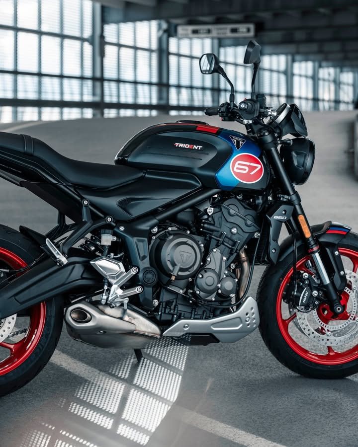 Vorschaubild für Post - Nehmen Sie den langen Weg nach Hause 🏍️
Die Trident 660 Triple Tribute Edition macht jede Fahrt zur Arbeit zu einem unvergesslichen Erlebnis.
Die perfekte Balance zwischen Komfort, Stil und Leistung. Es geht nicht nur darum, von A nach B zu kommen – es geht darum, jeden Moment dazwischen zu genießen – und noch viel mehr.
Erfahren Sie mehr:
https://www.triumphmotorcycles.at/bikes/roadsters/trident/trident-triple-tribute-edition
