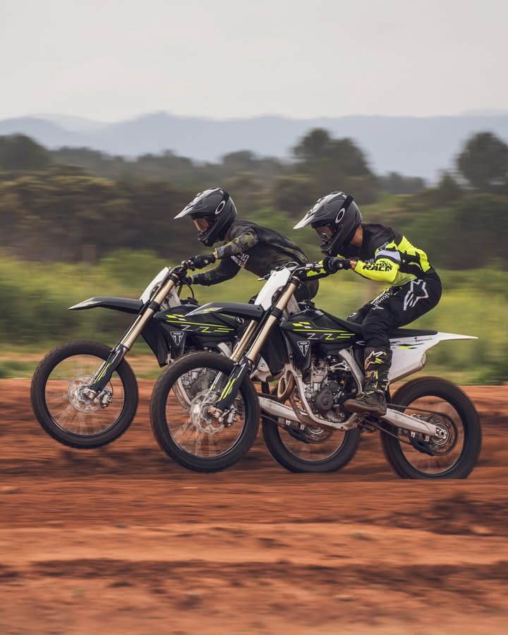 Vorschaubild für Post - Sie suchen ein Motorrad, das sowohl auf der Rennstrecke als auch im Gelände unschlagbare Leistung bietet? Die TF 450-X ist die ultimative Motocross-Maschine. Sehen Sie selbst, was sie so besonders macht:
💪 Klassenbestes Leistungsgewicht: Ultraleichtes Fahrwerk mit erstklassiger Agilität und Balance.
⚙️ Hochwertige Komponenten: Brembo-Bremsen, KYB-Federung, Pro Taper-Lenker und D.I.D-Räder serienmäßig.
⚡ Rennoptimierte Elektronik: Launch Control, Traktionskontrolle, Quickshifter und zwei Motor-Mappings.
Lernen Sie die TF 450-X über den folgenden Link näher kennen:
https://www.triumphmotorcycles.at/bikes/off-road/motocross/tf-450-x-2026