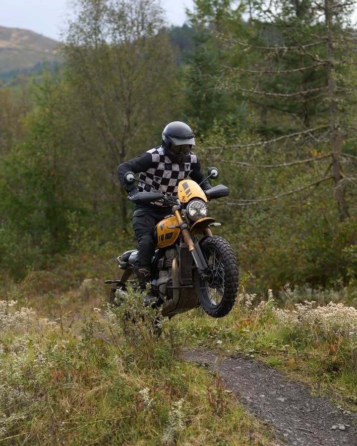 Vorschaubild für Post - Mit der Scrambler 400 XC auf weniger befahrenen Wegen unterwegs.
Die internationale Motorradpresse hatte die Gelegenheit, das neueste Mitglied der Scrambler-Familie auf Herz und Nieren zu testen. Begleiten Sie uns auf dieser Fahrt und sehen Sie sich alle Highlights des Tages an!
Klicken Sie auf den Link, um die Scrambler 400 XC noch heute zu kaufen: https://www.triumphmotorcycles.at/bikes/classic/scrambler/scrambler-400-xc