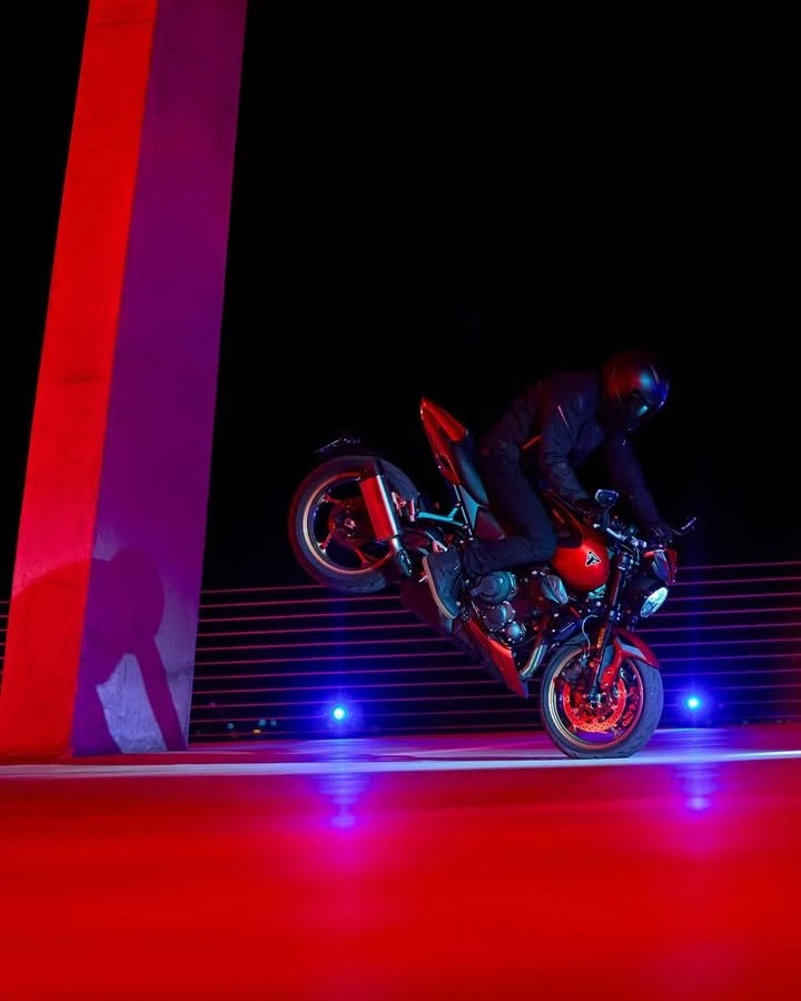 Vorschaubild für Post - Gemacht, um zu glänzen!

Erlebe spontane Gasannahme, kompromisslose Kraftentfaltung im mittleren Drehzahlbereich und den unverwechselbaren Dreizylinder-Sound. Mit drei Fahrmodi optimierst du die Leistungsentfaltung für jede Fahrt. 
Welche Farbe wählst du: Aschgrau oder Karnevalsrot?