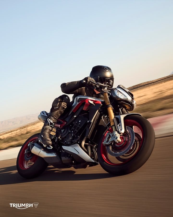 Vorschaubild für Post - Das ultimative Naked Bike: Die brandneue Street Triple 765 RX.
🏁 Race-Technik vom Feinsten 
🔥 Öhlins-Federung für präzise Kontrolle
⚙️ 765cm³-Triple aus der Moto2™-Klasse
🏍️ Auffällige RX-Lackierung
Ab sofort bei allen Triumph Händlern vorbestellbar!
