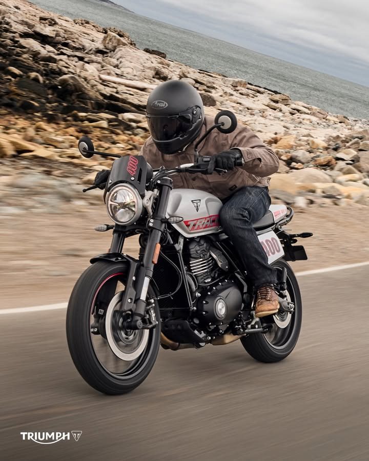 Vorschaubild für Post - Die neue Tracker 400 kommt! 💪
Mit ihrem Flat-Track-Style und dem 42 PS starken Motor der TR-Serie zeigt sie ganz klar, dass starke Performance Teil ihrer DNA ist. 
Wie gefällt sie dir?
🔗 Alle Infos unter:
https://www.triumphmotorcycles.at/bikes/classic/400cc