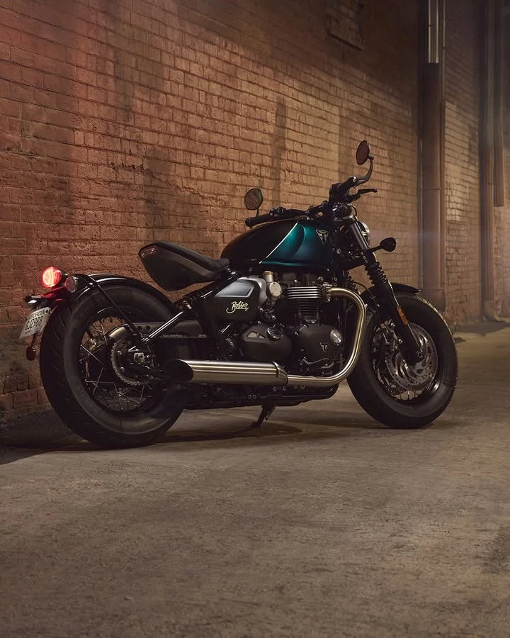 Vorschaubild für Post - Durch und durch pure Bobber-Attitüde.
Mit niedrigem Schwerpunkt, entspannter Sitzposition und neuen Aluminiumfelgen für leichtes, reaktionsfreudiges Handling.
Lassen Sie mit dem Bobber Ihren inneren Rebellen heraus:
https://www.triumphmotorcycles.at/bikes/classic/bonneville/bonneville-bobber