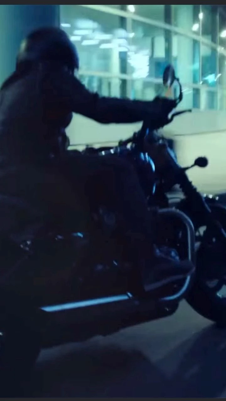 Vorschaubild für Post - Dies ist das reduzierte Custom-Icon, gebaut mit einem beeindruckenden Spirit.
 
Mit einem Tank mit größerem Fassungsvermögen, einer neu gestalteten Karosserie und einem bequemeren Sitz, um die ikonische, zeitlose Silhouette des Bobbers zu unterstreichen.
 
Entdecken Sie den ursprünglichen Rebellen: https://www.triumphmotorcycles.at/bikes/classic/bonneville