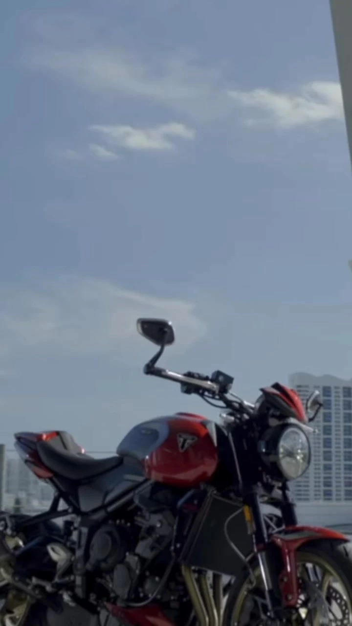 Vorschaubild für Post - Adrenalin auf Abruf - wir können die neue Saison kaum noch erwarten! 🔥
Wirst du die neue Trident 800 Probe fahren?

🔗 Alle Infos zum Bike gibt's unter 

https://www.triumphmotorcycles.at/bikes/roadsters/trident/trident-800