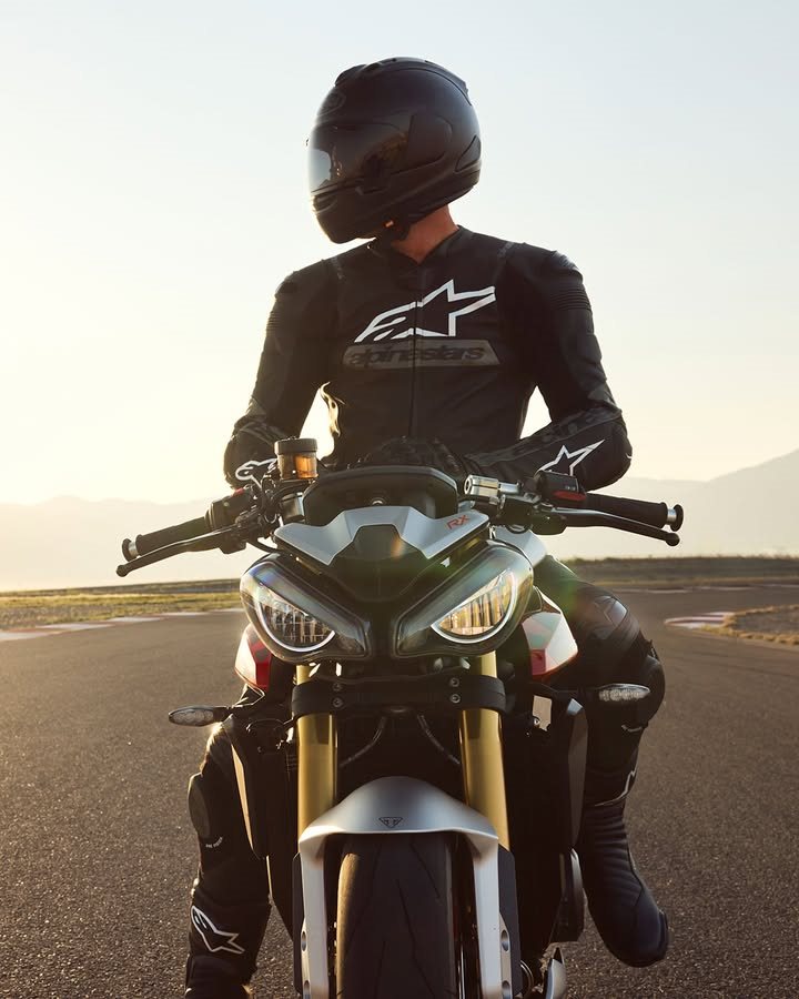 Vorschaubild für Post - Erleben Sie das ultimative Fahrerlebnis mit der Street Triple 765 RX!

Ausgestattet mit renntauglicher Technik und leistungsorientierten Funktionen ist dieses Motorrad für diejenigen gebaut, die das Beste verlangen. Mit einem speziellen Track-Modus und fahrverbessernden Spezifikationen ist es an der Zeit, Ihr Fahrerlebnis auf die nächste Stufe zu heben.

Machen Sie sich bereit für die Rennstrecke: 
https://www.triumphmotorcycles.at/bikes/roadsters/street-triple/street-triple-765-rx