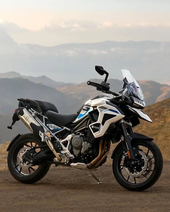 Vorschaubild für Post - Mehr Abenteuer für deine Seele!
Die Modelle „Tiger Desert“ und „Alpine“ sind für das pure Abenteuer gemacht und werden von Triumphs beeindruckendem T-Plane-Dreizylinder-Motor angetrieben.
Für welches Modell entscheidest du dich? Desert oder Alpine?

#ForTheRide #TriumphMotorcycles #Tiger900 #Tiger1200