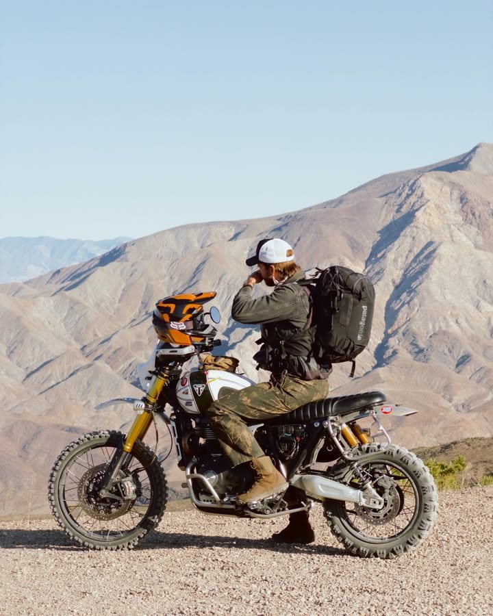 Vorschaubild für Post - Suchst du nach Inspiration für Wochenendausflüge mit deiner Triumph?
Warum unternimmst du nicht eine unvergessliche Reise wie Matt und Robert, die mit ihrer Scrambler 1200 XE durch das Death Valley fuhren und unterwegs nur in einem Schlafsack schliefen!
📸 @mattlawrencedix & @crenszn