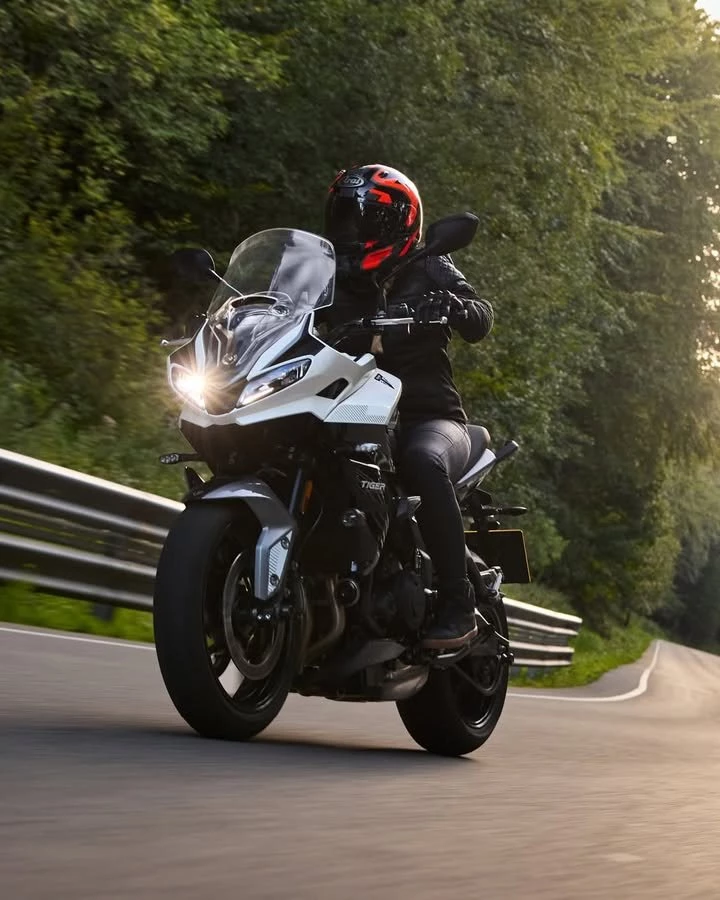 Vorschaubild für Post - Bringen Sie Ihre Triumph Tiger Sport 660 mit einer Auswahl von 36 originalen Triumph-Zubehörteilen auf das nächste Level. Diese wurden speziell entwickelt, um das agile, sportliche Handling, die Touring-Eigenschaften und die Alltagstauglichkeit noch weiter zu verbessern. 🏍️

Von Komfort- und Gepäcklösungen bis hin zu Styling- und Schutzzubehör – gestalten Sie Ihre Tiger Sport 660 ganz nach Ihren Wünschen und verleihen Sie ihr einen individuellen Charakter, der perfekt zu Ihnen passt.