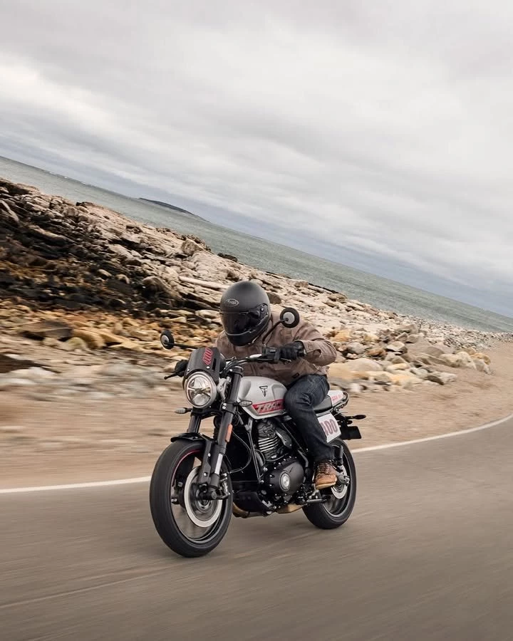 Vorschaubild für Post - Der Tracker 400 besticht durch eine imposante Sitzposition.
Mit einem flachen, breiten Lenker für souveräne Kontrolle und nach hinten geneigten Fußrasten ist dieses Motorrad darauf ausgelegt, alle Blicke auf sich zu ziehen.
Sind Sie bereit, es selbst zu erleben? 

Besuchen Sie noch heute Ihren Händler vor Ort und vereinbaren Sie eine Probefahrt!